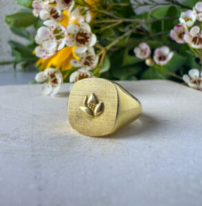 טבעת זהב חותם לוטוס יהלום