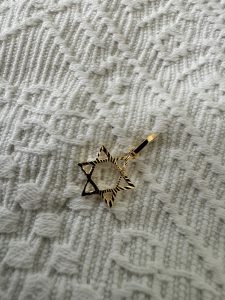 תליון מגן דוד עם חיתוכים