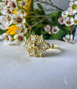 טבעת זהב לילך